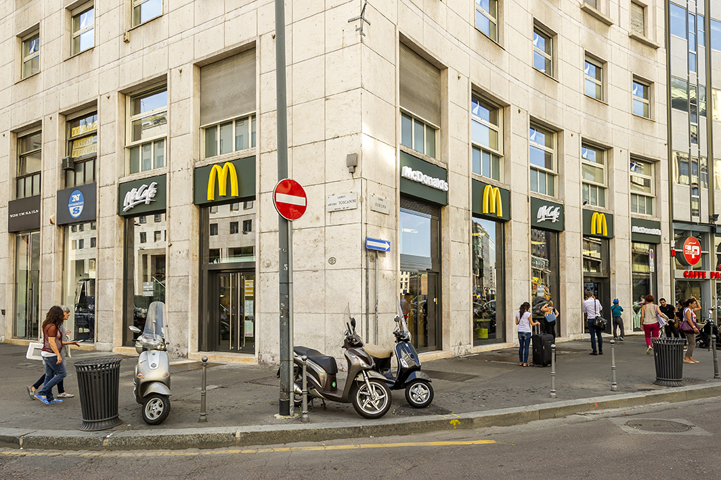 McDonald’s è tornata in Piazza San Babila a Milano con il ristorante del futuro. Casual e